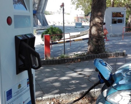Инсталираха бързозарядна станция за електромобили в Пловдив – батерията се 