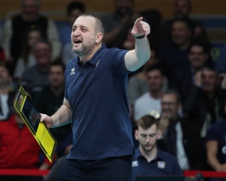 Иван Петков ще продължи да води женския национален отбор по волейбол