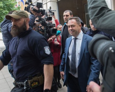 Изведоха зам.-министъра на Околната среда от сградата на МОСВ, твърди, че не е арестуван