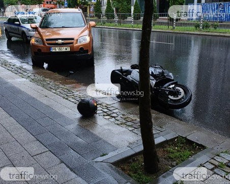 Катастрофа с моторист в центъра на Пловдив