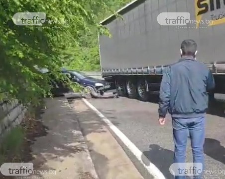 Кола се заби в тир край Бачково, пътят е блокиран