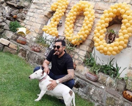 На 35: 100 кила отбеляза абитуриентския си бал с пура, бултериер и градинско парти