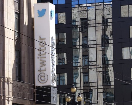 Twitter обясни защо маркира постовете на Тръмп като 