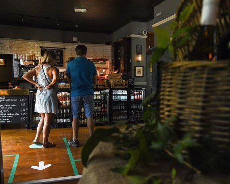 В Англия отварят предсрочно барове и ресторанти