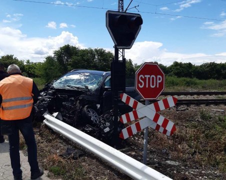 Влак удари кола, след което дерайлира