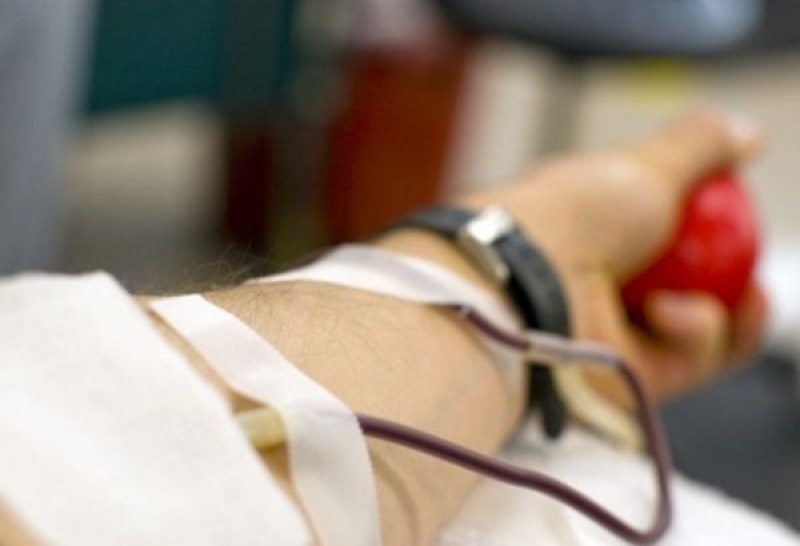 Акция за кръводаряване в Пловдив, кметът - първият дарител