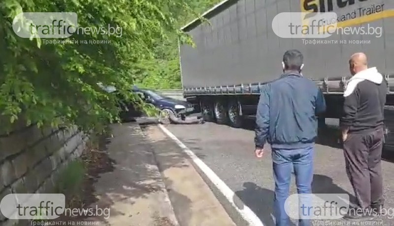 Кола се заби в тир край Бачково, пътят е блокиран