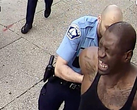 Арест и обвинения в убийство за единия от полицаите, задържали Джордж Флойд