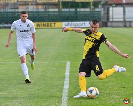 Ботев победи Славия в контрола след паузата заради COVID-19