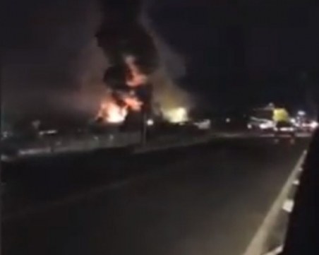 Голям пожар на борсата край село Кърналово, хора спасяват стока и автомобили