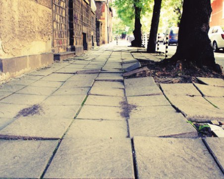 Пенсионерка осъди община, счупила си ръцете на разбити плочки