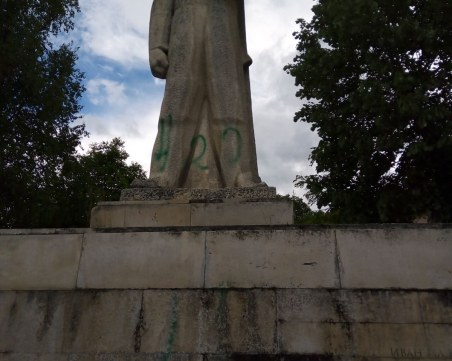 Спипаха двама тийнейджъри, надраскали паметник и храм в Пазарджишко