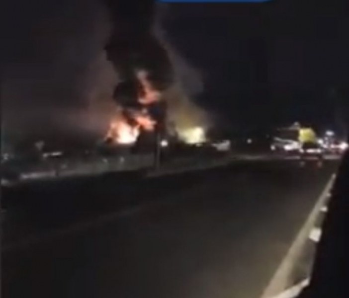 Голям пожар на борсата край село Кърналово, хора спасяват стока и автомобили