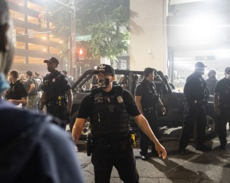 19-годишен загина при стрелба срещу демонстранти в Детройт