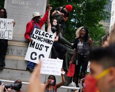 Демонстранти нападнаха и централата на CNN в Атланта