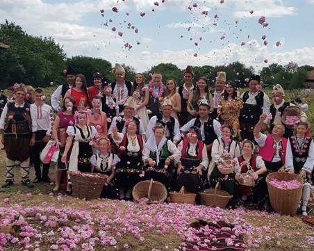 Карлово избра своята Царица, десетки гости се включиха в розобера