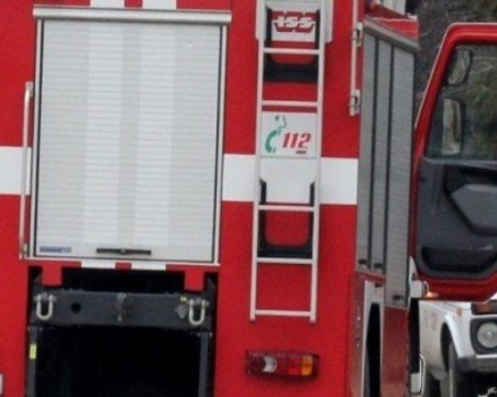 Кола се запали на бензиностанция край София