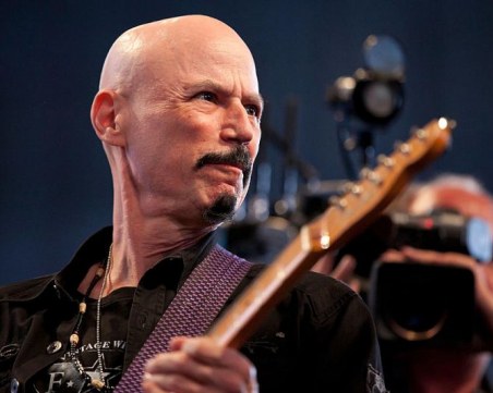 Почина китаристът на група Kiss