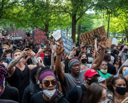 Стотици се събраха пред Белия дом заради смъртта на Джордж Флойд