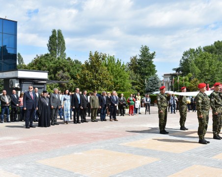 Асеновградчани развяха трибагреници, отличиха почетни граждани