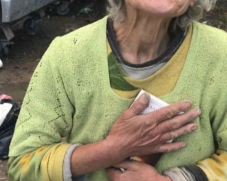 Баба Еми се скита из улиците на София! Не иска пари, а книги