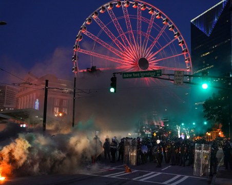 Безредиците продължават! Арести, сълзотворен газ и палежи в Щатите
