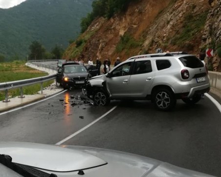 Катастрофа блокира пътя Кричим - Девин