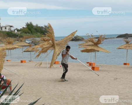 На юг от Бургас хотелите готови, градовете празни, къмпингите още повече