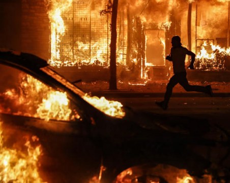 Продължават протестите в Минеаполис! Полицията пусна сълзотворен газ