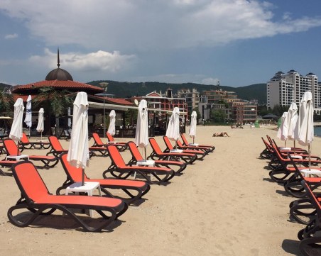 Слънчев бряг - готов за старта на сезона! Охранители следят за реда по плажа