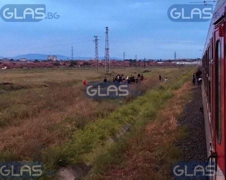 Влакът за Пловдив блъсна дете, пътниците блокирани*