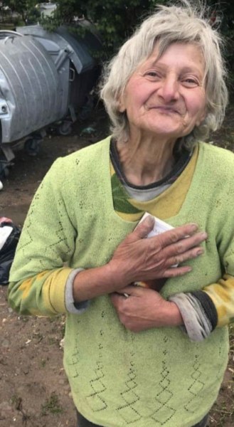 Баба Еми се скита из улиците на София! Не иска пари, а книги