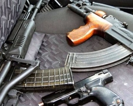 Арестуваха мъж с Калашников и пълно бойно снаряжение в Хисаря!