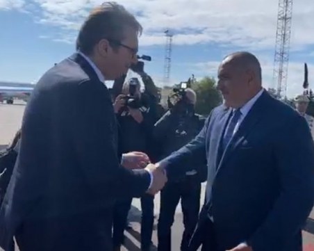 Борисов посрещна Вучич в летището в София