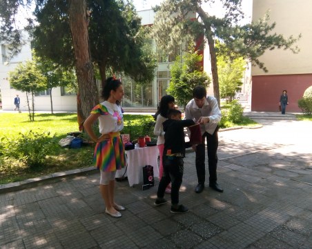 Илюзионисти зарадваха децата от Клиниката по педиатрия на УМБАЛ 