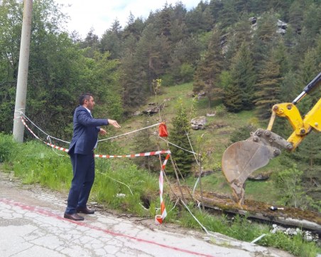 Пропастта на пътя за Ситово ще остане в миналото! Стартира ремонт в участъка