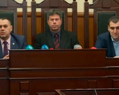 Схема: Разследващи полицаи искат подкупи, превъртат парите през заведение