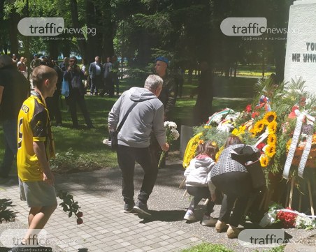 Алея на славата на Колежа увековечава героите на Ботев