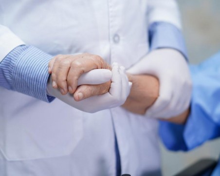 Проф. Канатарджиев разби един от митовете за COVID-19 и възрастното население у нас