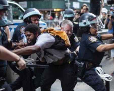 Трима наши полицаи са пострадали при бунтовете в САЩ