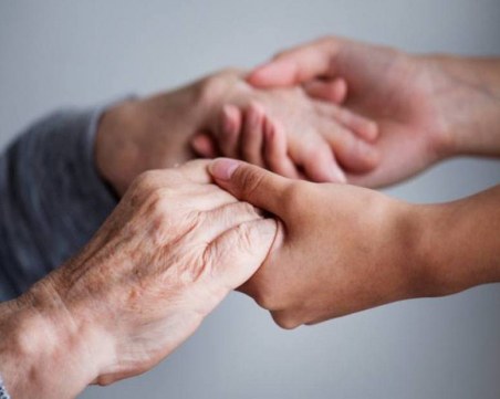 Възобновяват социалните услуги, контролът ще е засилен