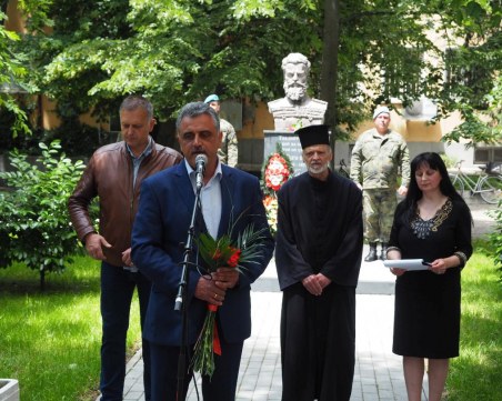 Войводиновци сведоха глава пред паметника на Ботев