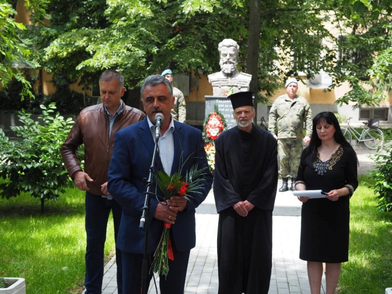 Войводиновци сведоха глава пред паметника на Ботев