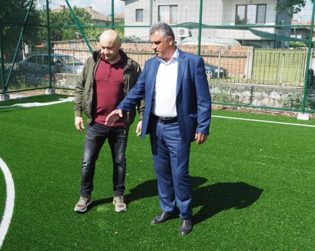 Кметът Димитър Иванов инспектира строежа на нова спортна площадка в село Царацово