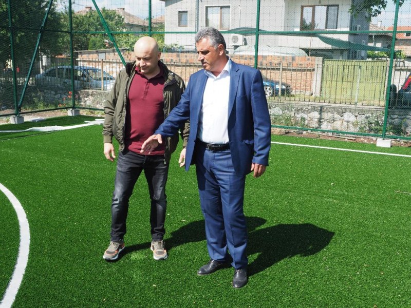 Кметът Димитър Иванов инспектира строежа на нова спортна площадка в село Царацово