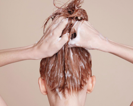 Маска от 3 съставки възстановява дори най-повредената коса от корена