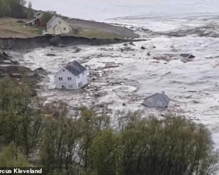 Видео показа как огромно свлачище отнесе 8 къщи в морето