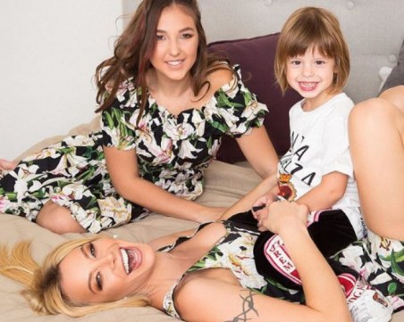 Женско царство! Емилия показа в снимки силната връзка между майка и дъщеря