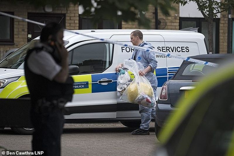 Дете и мъж са в критично състояние след стрелба в Лондон