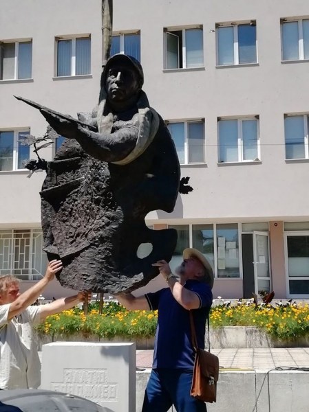 Издигнаха 2-метров паметник на Златю Бояджиев в родното му Брезово